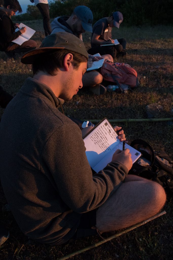 Alumno de Arquitectura UDD tomando notas
