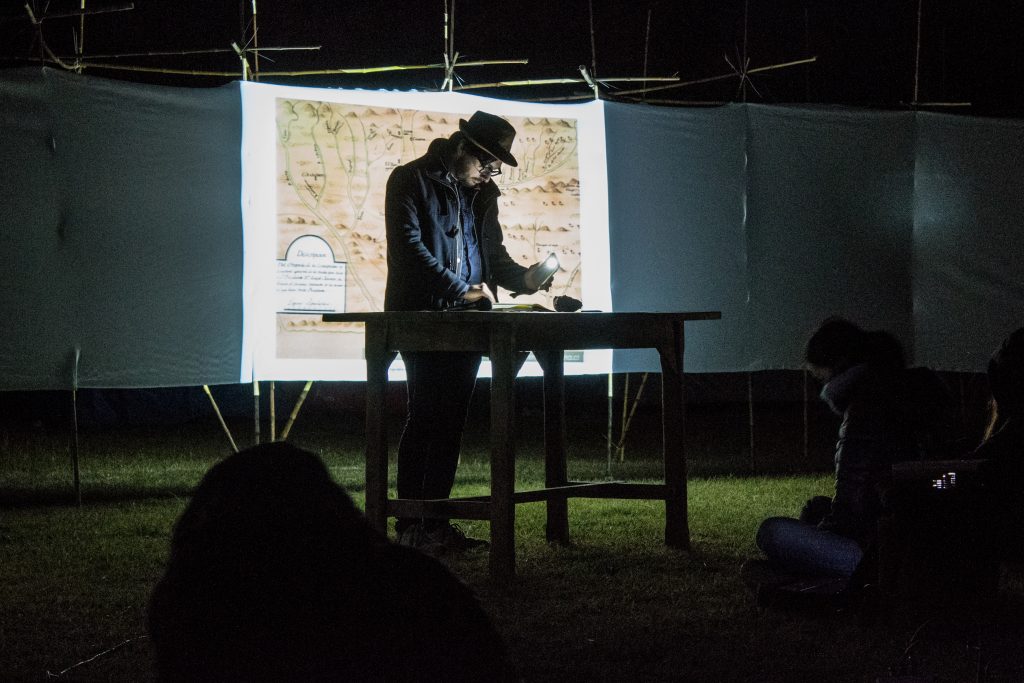 Actividad Arquitectura UDD una persona sostiene un teléfono con luz para iluminar un libro
